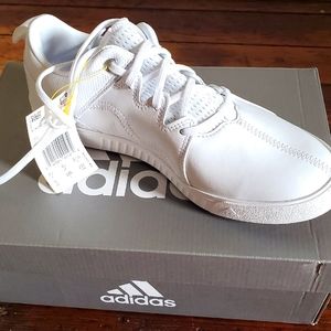 These juniors' shoes feature a casual take on a cl